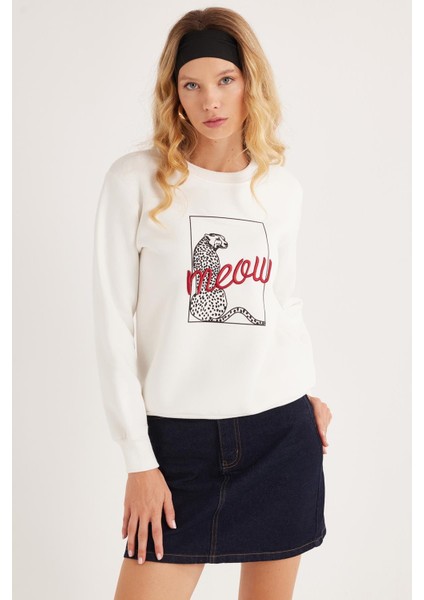 Kadın Regular Fit Klasik Kesim %100 Pamuk Baskılı Bisiklet Yaka Beyaz Sweatshirt