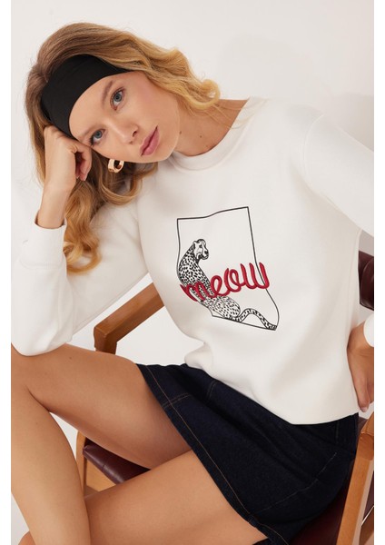 Kadın Regular Fit Klasik Kesim %100 Pamuk Baskılı Bisiklet Yaka Beyaz Sweatshirt fiyatları