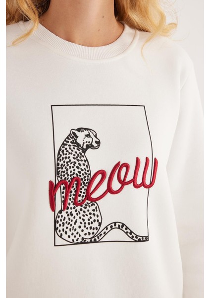 Kadın Regular Fit Klasik Kesim %100 Pamuk Baskılı Bisiklet Yaka Beyaz Sweatshirt modelleri