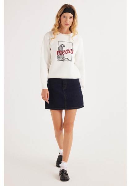 Kadın Regular Fit Klasik Kesim %100 Pamuk Baskılı Bisiklet Yaka Beyaz Sweatshirt fırsatları