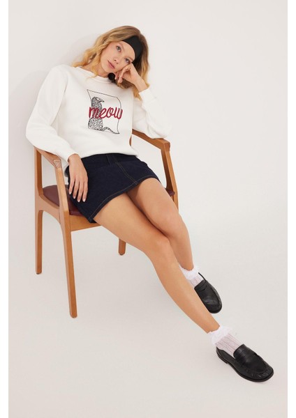 Kadın Regular Fit Klasik Kesim %100 Pamuk Baskılı Bisiklet Yaka Beyaz Sweatshirt indirimleri