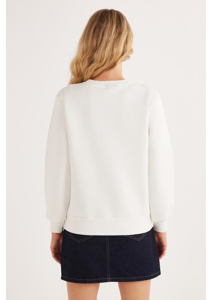 Kadın Regular Fit Klasik Kesim %100 Pamuk Baskılı Bisiklet Yaka Beyaz Sweatshirt
