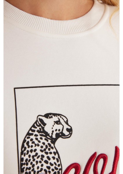 Kadın Regular Fit Klasik Kesim %100 Pamuk Baskılı Bisiklet Yaka Beyaz Sweatshirt