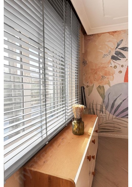 Gri Renk Gerçek Ahşap Jaluzi 50MM Zincirli Redüktörlü Kurdelalı AJS1004