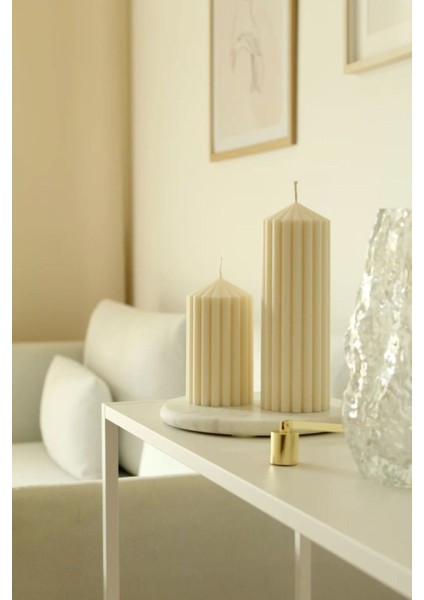 Lumıerı Candle El Yapımı Kokusuz Çokgen Uzun Desenli Dekoratif Kalıp Mum– Kırık Beyaz -10*5