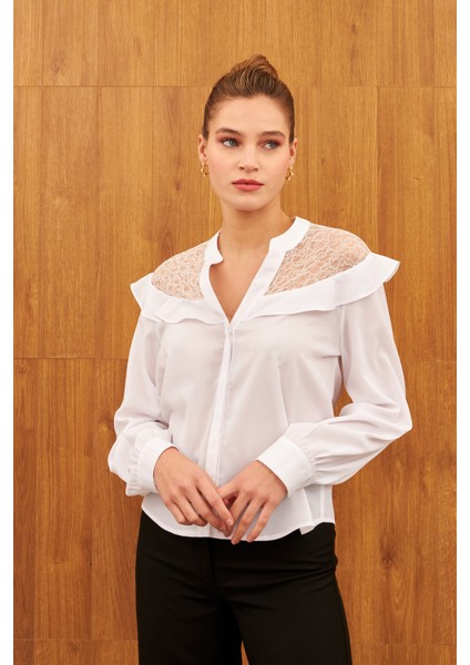 Beyaz Dantel Detaylı Fırfırlı Gömlek