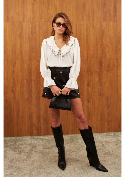 Beyaz V Yaka Fırfırlı Kontrast Gömlek