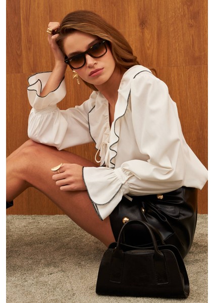 Beyaz V Yaka Fırfırlı Kontrast Gömlek fırsatları