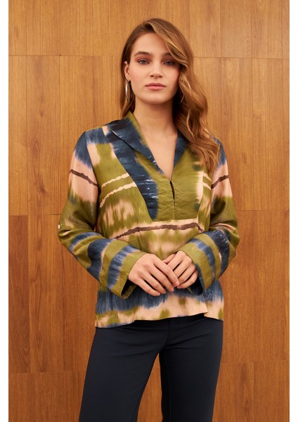 Çok Renkli V Yaka Önü Robalı Parlak Bluz
