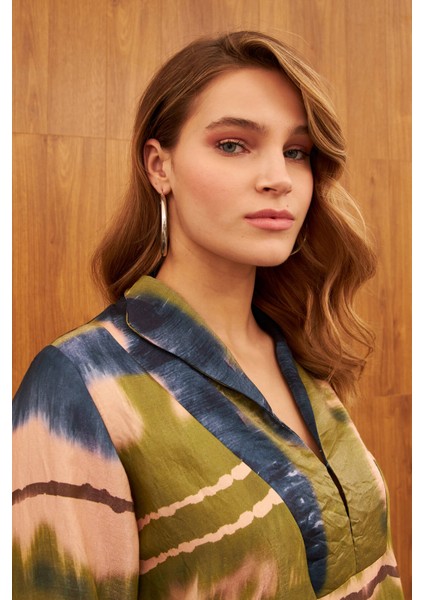 Çok Renkli V Yaka Önü Robalı Parlak Bluz fiyatları