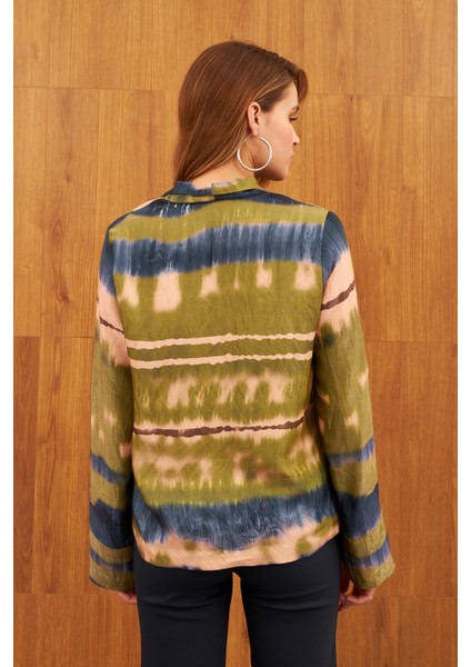 Çok Renkli V Yaka Önü Robalı Parlak Bluz indirimleri