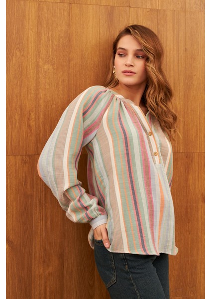 Çok Renkli C Yaka Büzgülü Pamuklu Gömlek fırsatları