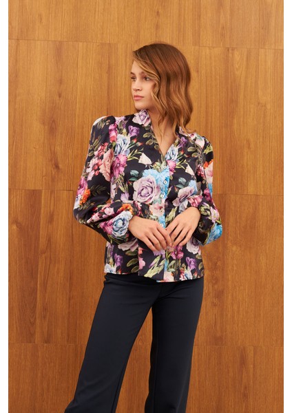 Çok Renkli Parlak V Yaka Gömlek fırsatları