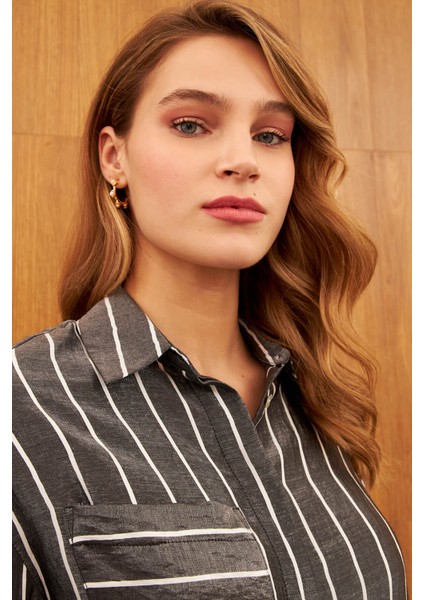 Siyah Çizgili Tek Cep Parlak Gömlek fiyatları