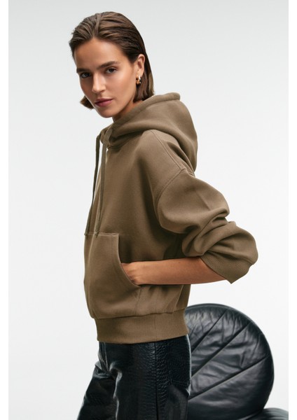 Selene Kadın Kapüşonlu Kangru Cepli Regular Fit Vizon Sweatshirt indirimleri