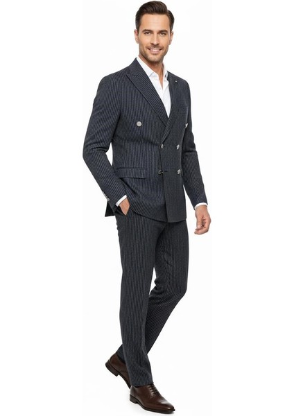 Italyan Kesim Lacivert Kruvaze Takım Elbise – Modern Slim Fit – Çizgili Kumaş Detaylı modelleri