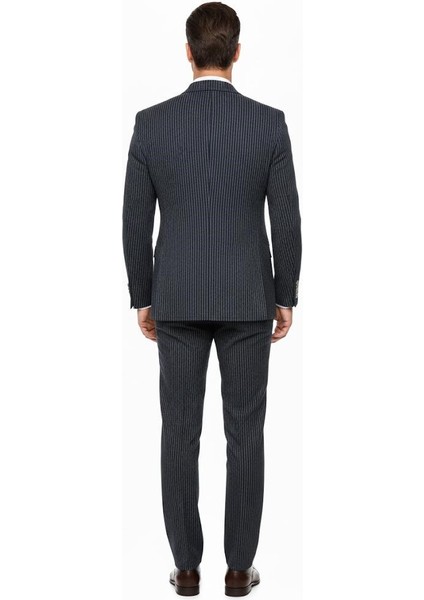 Italyan Kesim Lacivert Kruvaze Takım Elbise – Modern Slim Fit – Çizgili Kumaş Detaylı fırsatları