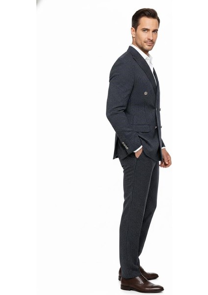 Italyan Kesim Lacivert Kruvaze Takım Elbise – Modern Slim Fit – Çizgili Kumaş Detaylı indirimleri