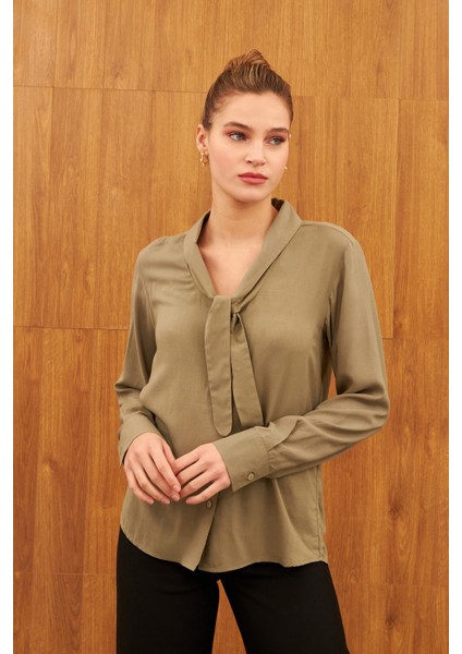 Haki Yaka Bağlama Detaylı Gömlek