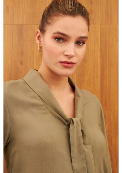 Haki Yaka Bağlama Detaylı Gömlek fiyatları