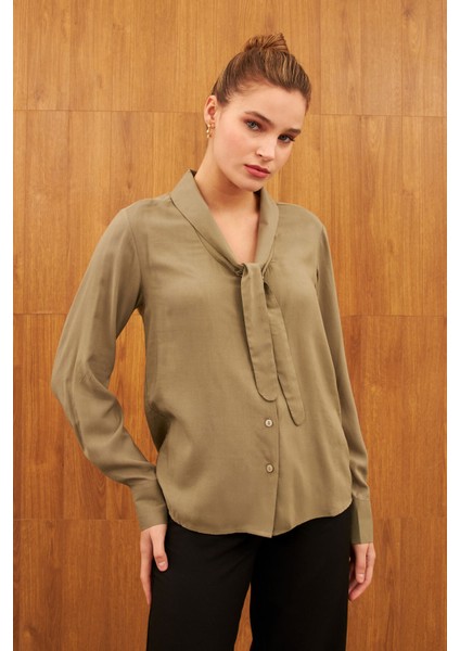 Haki Yaka Bağlama Detaylı Gömlek modelleri