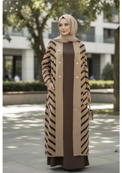 Kadın Tesettür Düğme Detaylı Uzun Çizgili Hırka Taba Standart