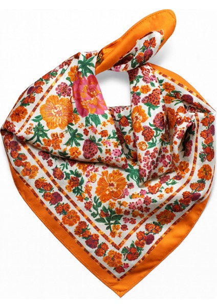 Turuncu Çiçek Desenli Kare Fular