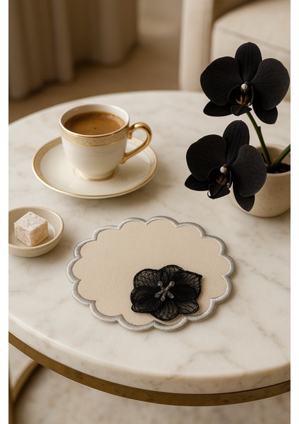 El Emeği Velara Sunum Matı – Taş Detaylı Siyah Çiçek, Şık Krem Zemin Özel Tasarım fırsatları