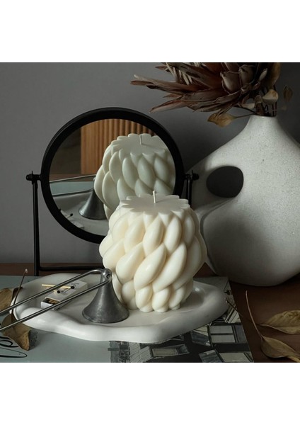 Lumıerı Candle El Yapımı Kokusuz Örgü Desenli Dekoratif Kalıp Mum – Kırık Beyaz -20*10