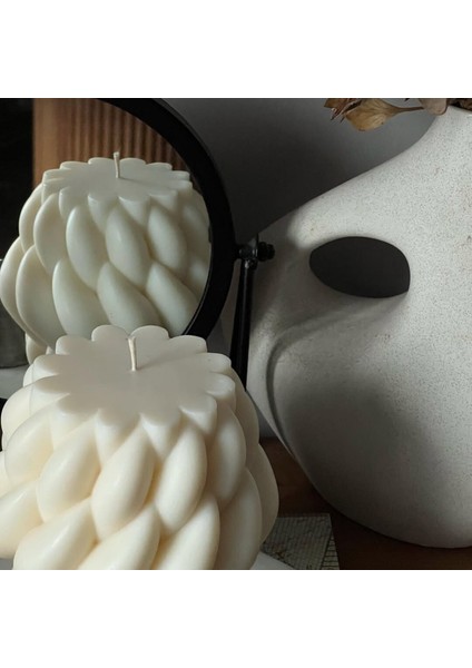 Lumıerı Candle El Yapımı Kokusuz Örgü Desenli Dekoratif Kalıp Mum – Kırık Beyaz -20*10 fiyatları