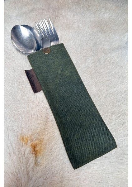 Kaşık Çatal Taşıma Kılıfı – Tanto Bushcraft 22x7 cm, Mumlu Kanvas & Deri Detaylı, Çıtçıtlı Ağız, 3 Kaşık + 3 Çatal Kapasiteli