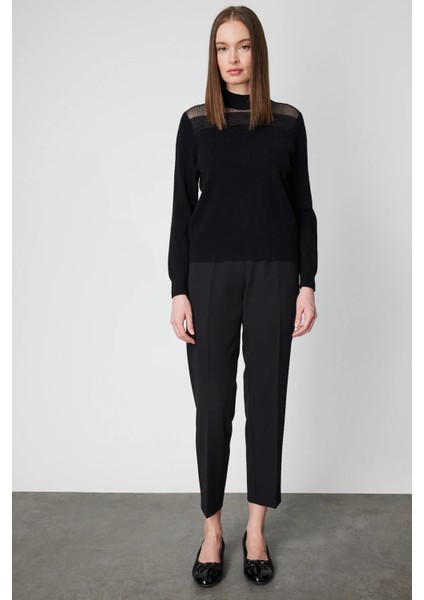 On Yakası Tül Detaylı Taşlı Triko Kazak