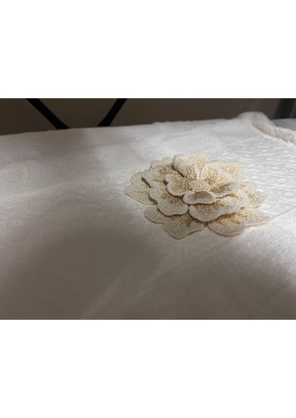 Çiçek Kabartmalı El Yüz Havlusu