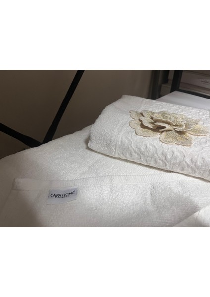 Çiçek Kabartmalı El Yüz Havlusu