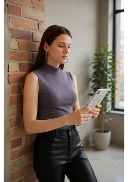 Kadın Antrasit Gri Kolsuz Balıkçı Yaka Basic Bluz