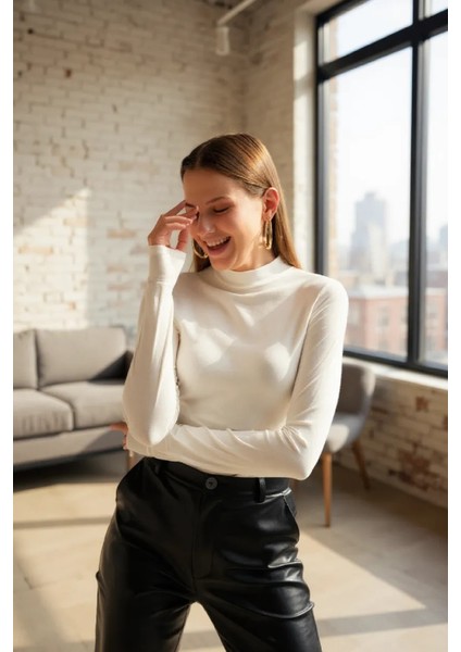 Kadın Beyaz Parmak Detaylı Esnek Uzun Kollu Body