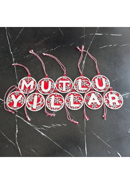 11 Harfli Kırmızı Beyaz Ipli Mutlu Yıllar Yazılı Ahşap Yılbaşı Ağaç Süsü modelleri