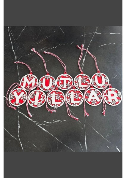 11 Harfli Kırmızı Beyaz Ipli Mutlu Yıllar Yazılı Ahşap Yılbaşı Ağaç Süsü