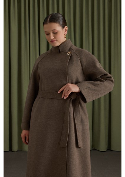 Yakası Deri ve Metal Kapama Aksesuarlı Manto