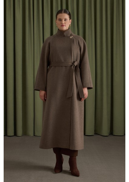 Yakası Deri ve Metal Kapama Aksesuarlı Manto fiyatları