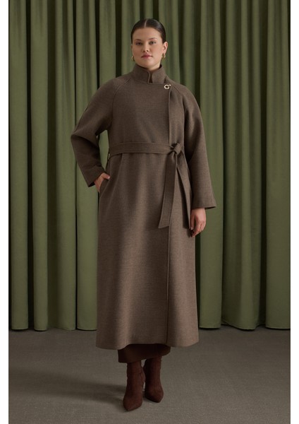 Yakası Deri ve Metal Kapama Aksesuarlı Manto modelleri