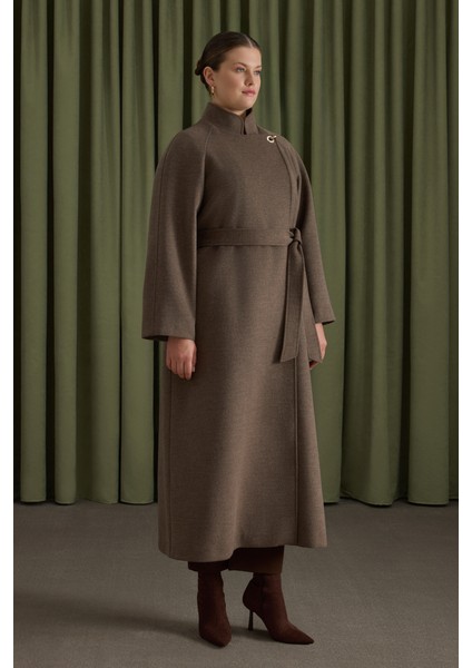 Yakası Deri ve Metal Kapama Aksesuarlı Manto fırsatları