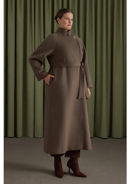 Yakası Deri ve Metal Kapama Aksesuarlı Manto indirimleri