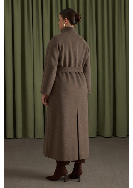 Yakası Deri ve Metal Kapama Aksesuarlı Manto