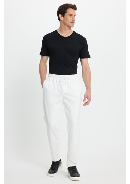 Erkek Regular Fit Klasik Kesim Beli Lastikli Bağcıklı Koyu Beyaz Jogger Pantolon