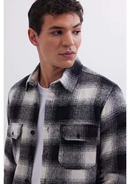 Erkek Slim Fit Dar Kesim Çift Cepli Kapaklı Spor Yaka Kareli Oduncu Gömlek