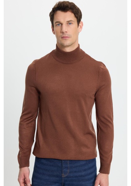 Erkek Slim Fit Dar Kesim Yumuşak Dokulu Tüylenmeyen Kahverengi Yarım Balıkçı Yaka Triko Kazak