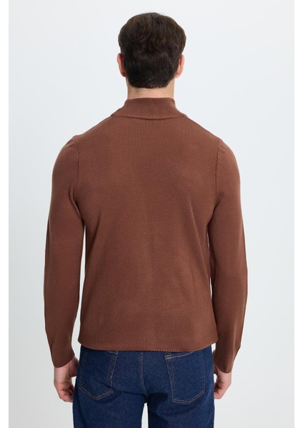 Erkek Slim Fit Dar Kesim Yumuşak Dokulu Tüylenmeyen Kahverengi Yarım Balıkçı Yaka Triko Kazak