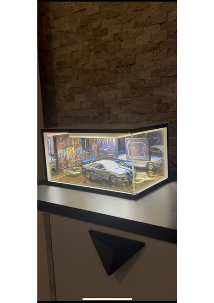 Garaj Seti 1:18 | LED Işıklı Koleksiyon Vitrini – Nissan Skyline R34 Diecast Model Araba ve Özel Tasarım Fast & Furious Temalı Display Kutusu
