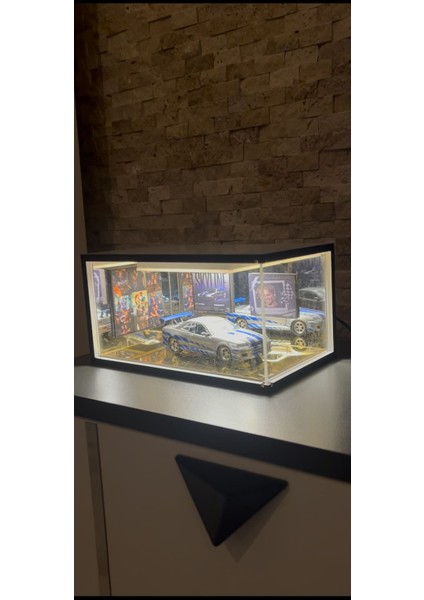 Garaj Seti 1:18 | LED Işıklı Koleksiyon Vitrini – Nissan Skyline R34 Diecast Model Araba ve Özel Tasarım Fast & Furious Temalı Display Kutusu fiyatları